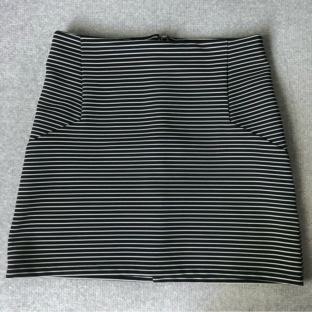TOPSHOP Size 4 Black White Striped Mini Skirt